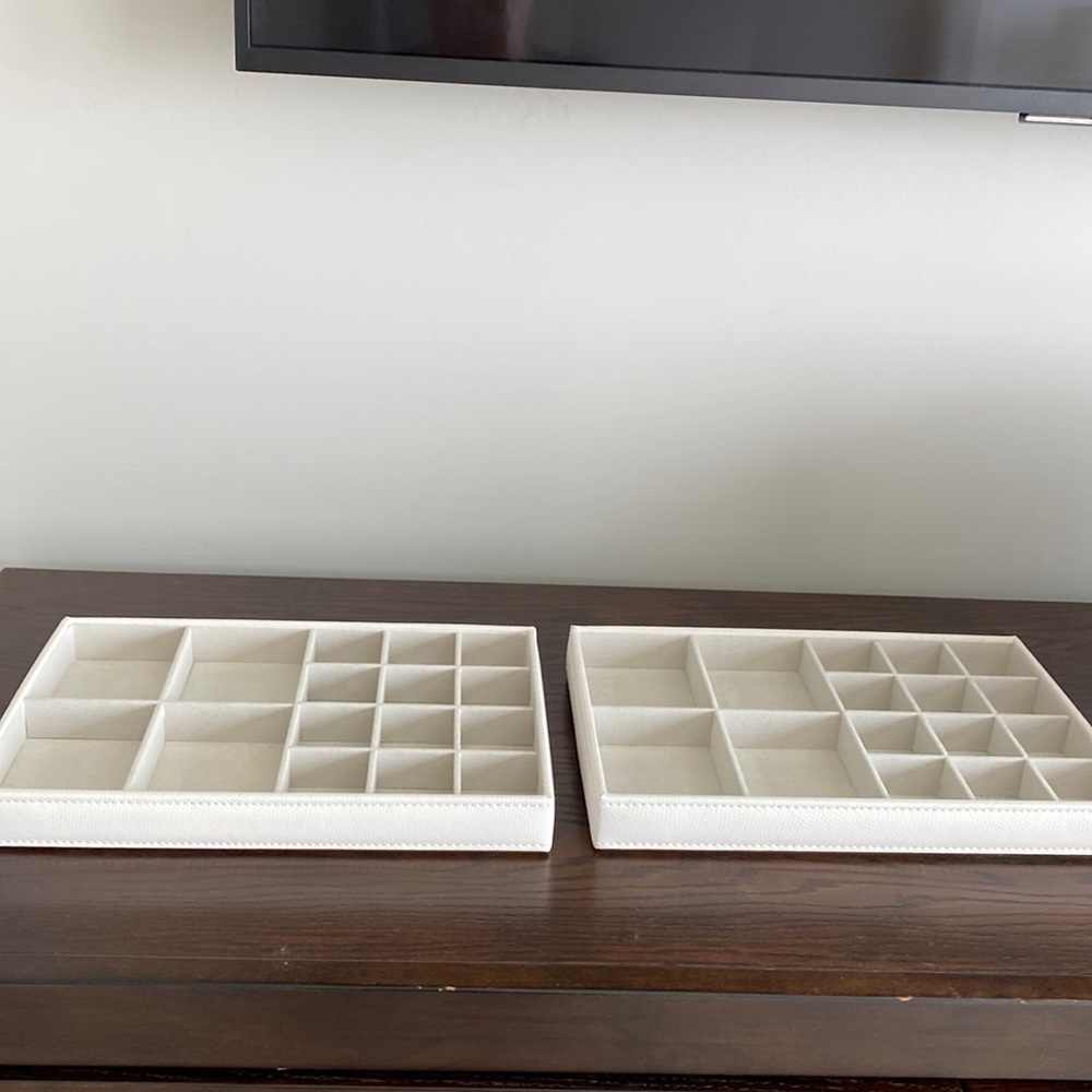 Jewelry organizer pair